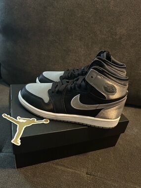 AIR JORDAN 1 RETRO HIGH "BLACK/ MEDIUM GREY/ WHITE" PS
GREY Size 3Y.